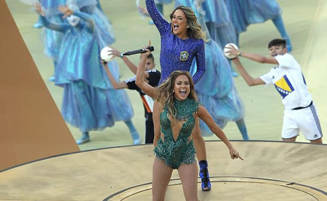 Las cantantes estadounidense Jennifer López (primer término) junto a la brasileña Claudia Leitte. Foto: EFE