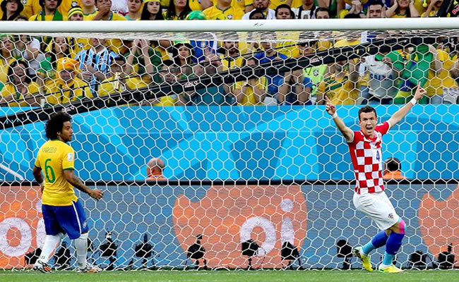 Marcelo marca, en propia puerta, el primer gol del Mundial 2014. Foto: EFE