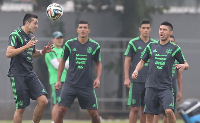El jugador de la selección de fútbol de México Héctor Herrera (i) salta por el balón frente a sus compañeros. Foto: EFE
