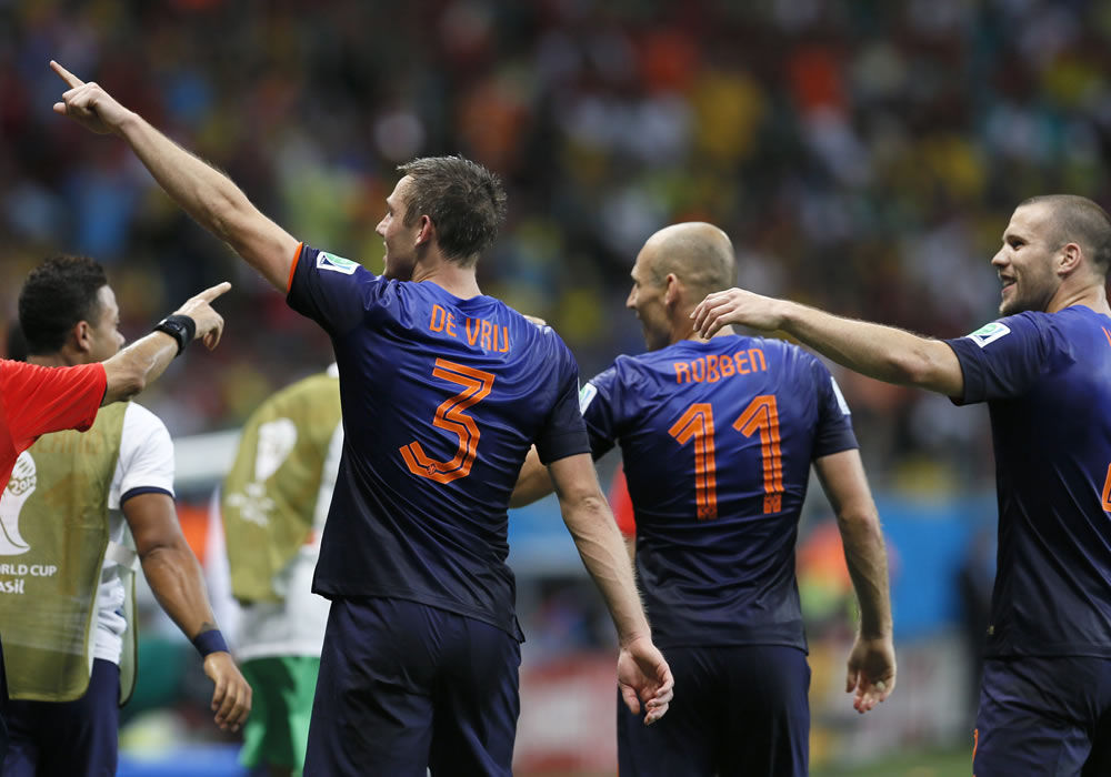 El defensa holandés Stefan de Vrij (i), celebra el gol marcado a la selección española, tercero para su equipo. Foto: EFE