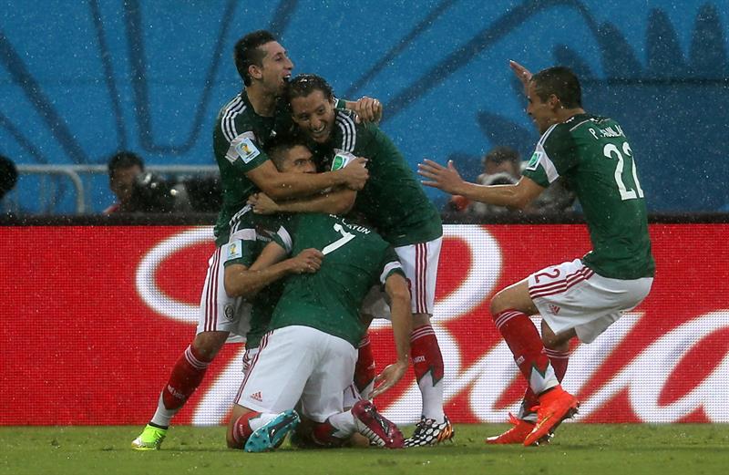 Los jugadores de México celebran el gol marcado ante Camerún, por su compañero Oribe Peralta, el primero del equipo. Foto: EFE