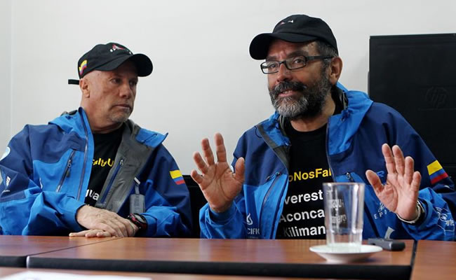 El alpinista colombiano y miembro del proyecto s cumbres" Juan Pablo Ruiz (d), habla junto a su compañero Nelson Cardona (i). Foto: EFE