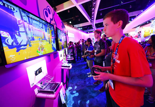 Adolescente jugando con Nintendo durante Feria E3. Foto: EFE