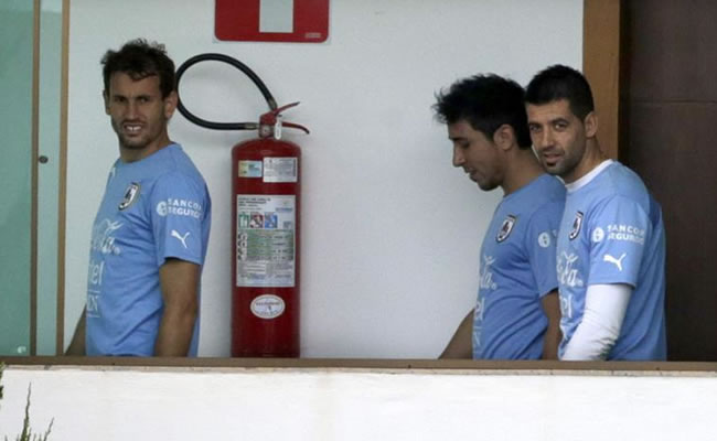 os jugadores de la selección de Uruguay Christian Stuani (i), Jorge Fucile (d) y Rodrigo Muñoz (c), llegan al hotel. Foto: EFE