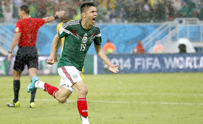 El jugador de la selección mexicana Oribe Peralta marca el gol de la victoria para los 'aztecas'. Foto: EFE