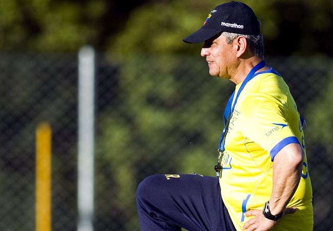 Reinaldo Rueda aún no confirma la nómina para el debut de Ecuador. Foto: EFE
