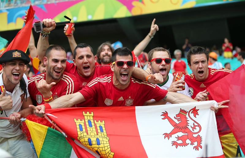 Aficionados de España antes del comienzo del partido España-Holanda, del Grupo B. Foto: EFE