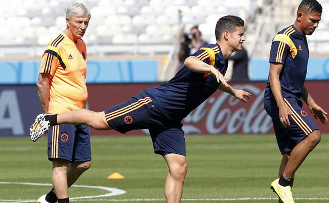 Los jugadores de la selección de Colombia James Rodriguez (c) y Alexander Mejía (d) se ejercitan. Foto: EFE
