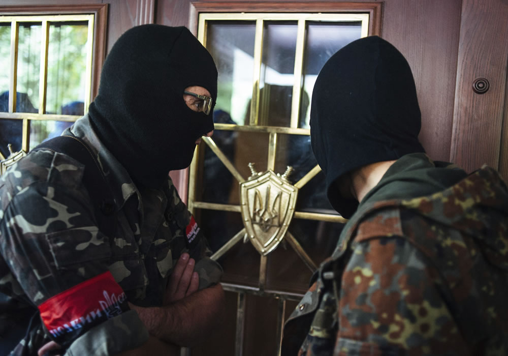 Miembros de las milicias extremistas del "Sector de Derechas", fotografiados en la oficina del fiscal de Kiev. Foto: EFE