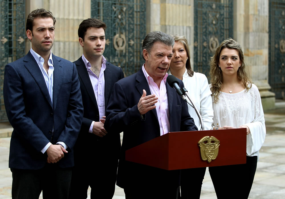 El presidente de Colombia y candidato a la reelección, Juan Manuel Santos (c), habla tras ejercer su derecho al voto, acompañado por su familia. Foto: EFE