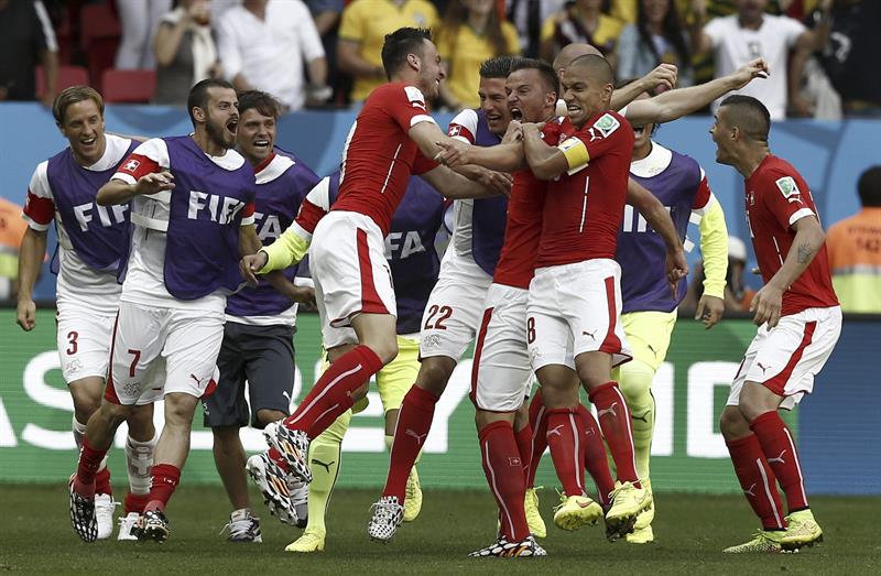 Los jugadores de Suiza celebran el segundo gol marcado ante Ecuador, por el delantero Haris Seferovic. Foto: EFE