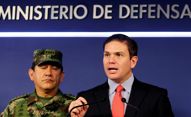 El ministro de Defensa de Colombia, Juan Carlos Pinzón (c), habla durante una rueda de prensa. Foto: EFE