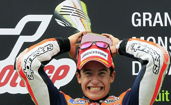 El piloto español Marc Márquez, del equipo Repsol Honda Team, con el trofeo en el podio tras ganar la carrera. Foto: EFE
