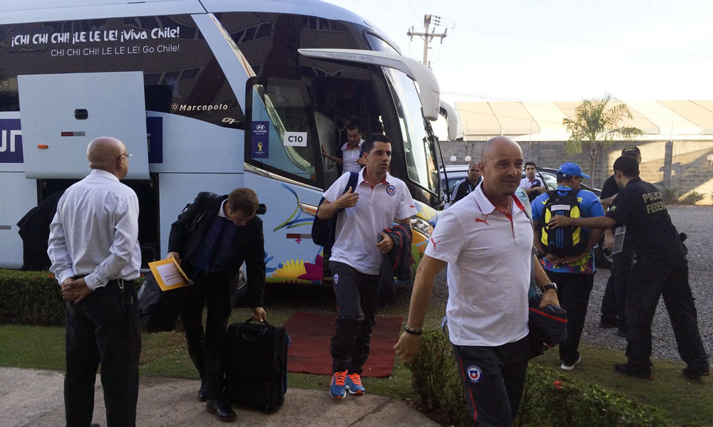 El seleccionador de Chile, Jorge Sampaoli (d), llega junto a su equipo. Foto: EFE