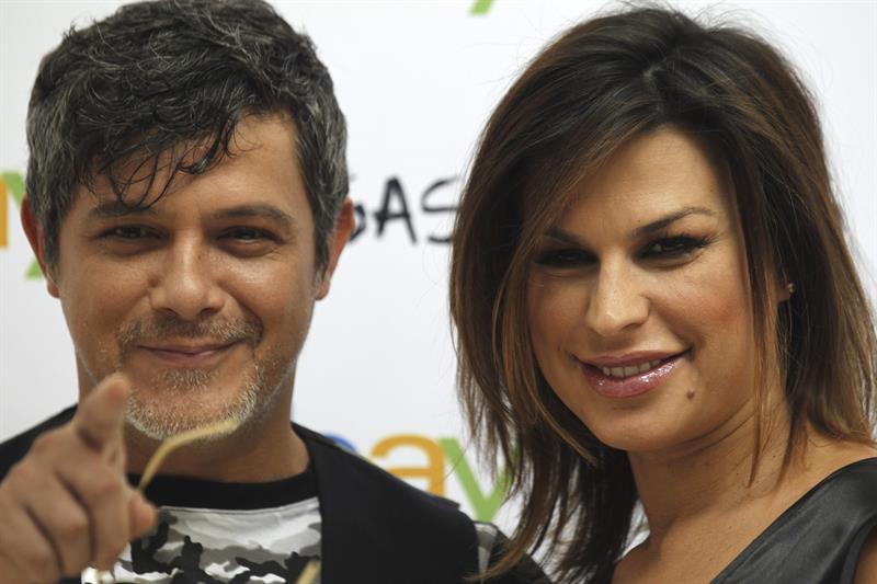 El cantante Alejandro Sanz y su novia Raquel Perera. Foto: EFE