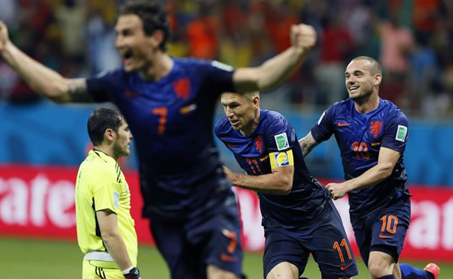 El delantero holandés Arjen Robben (c) celebra el gol que ha marcado ante España, el quinto del equipo, durante el partido España. Foto: EFE