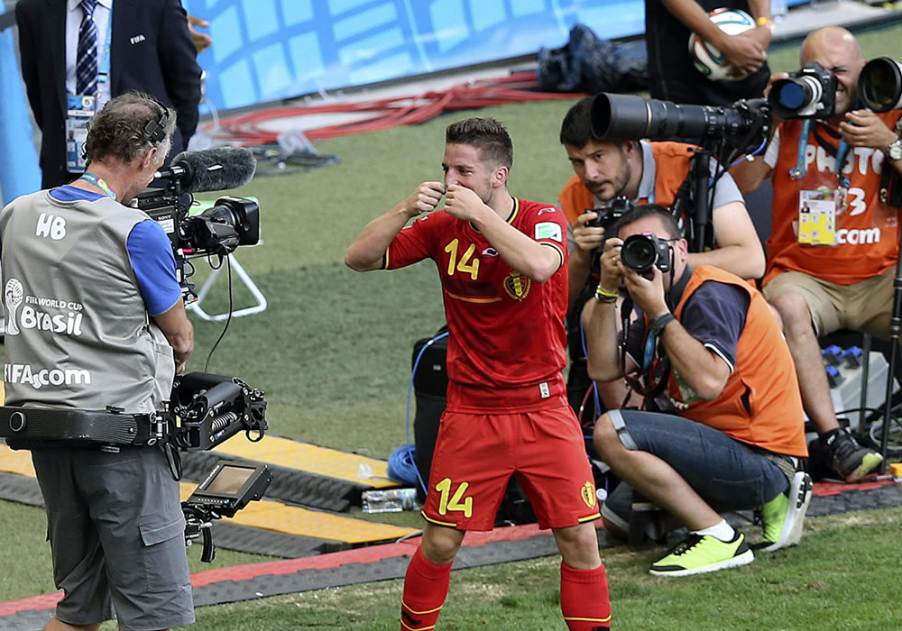 El centrocampista belga Dries Mertens celebra el gol marcado ante la selección argelina, segundo para el equipo, durante el partido Bélgica-Argelia. Foto: EFE