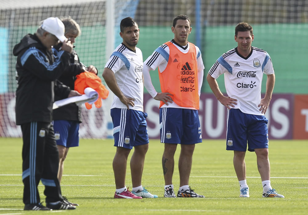 Messi pide y Sabella atiende: Argentina ensaya con tres delanteros. Foto: EFE