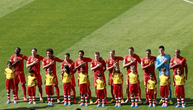 La selección belga monmentos antes del inicio del partido Bélgica-Argelia, del Grupo H. Foto: EFE