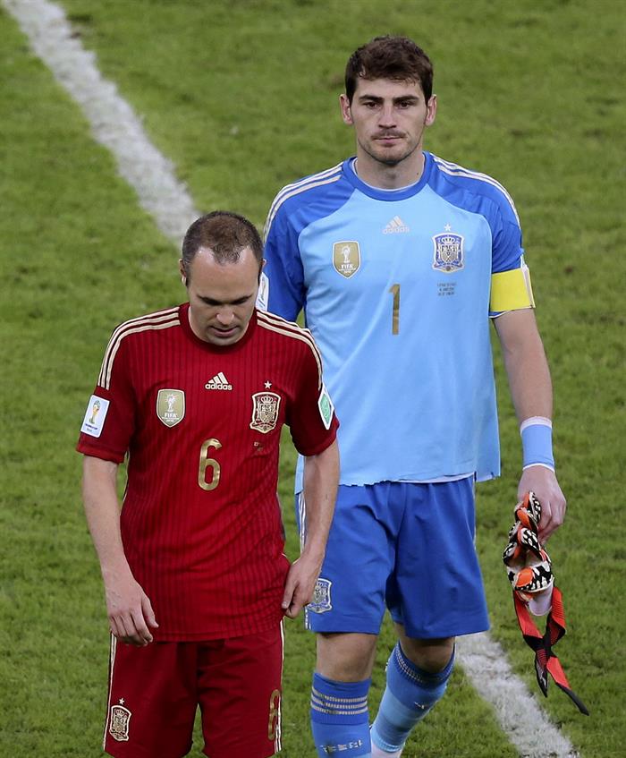 Los jugadores de la selección española Andrés Iniesta (i) e Iker Casillas (d) al término del partido. Foto: EFE