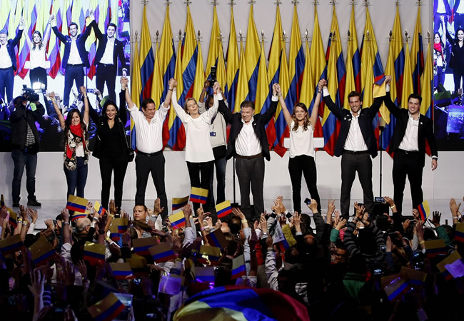 Juan Manuel Santos y su campaña celebrando triunfo en elecciones. Foto: EFE