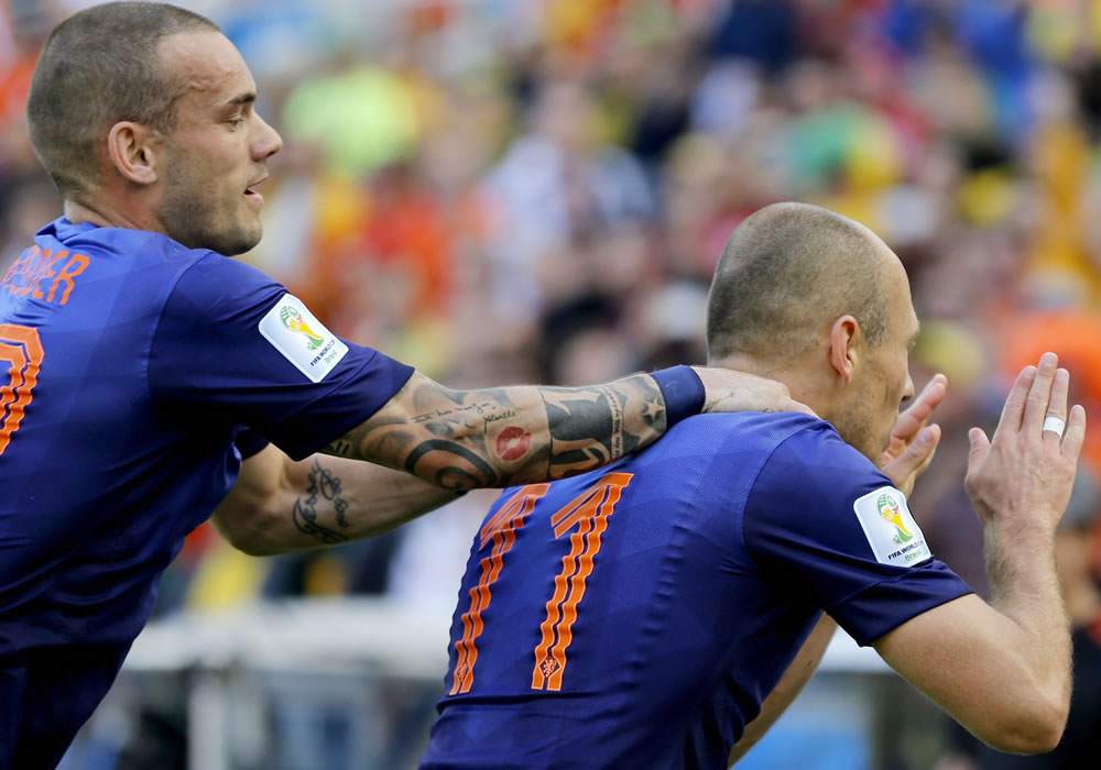 Arjen Robben of the Netherlands celebrates with teammate Wesley Sneijder of the Netherlands (L). Foto: EFE