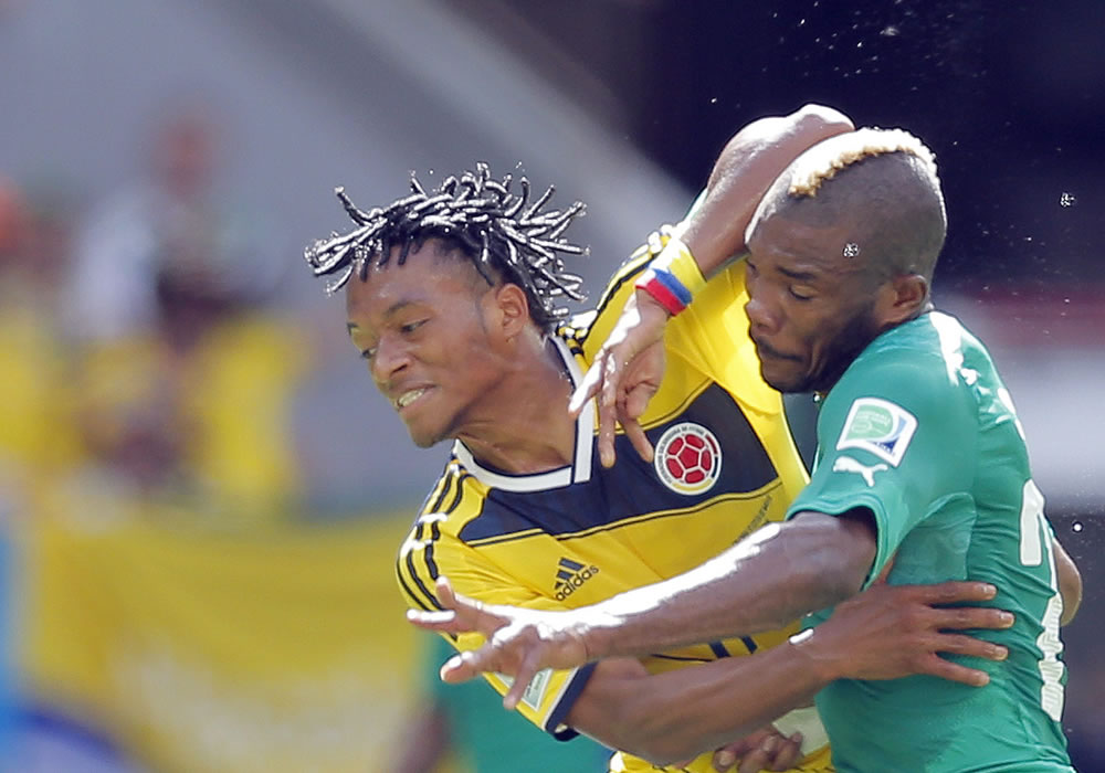 Juan Cuadrado of Colombia (L) and Geoffroy Serey Die of Ivory Coast in action during the FIFA World Cup 2014 group C. Foto: EFE