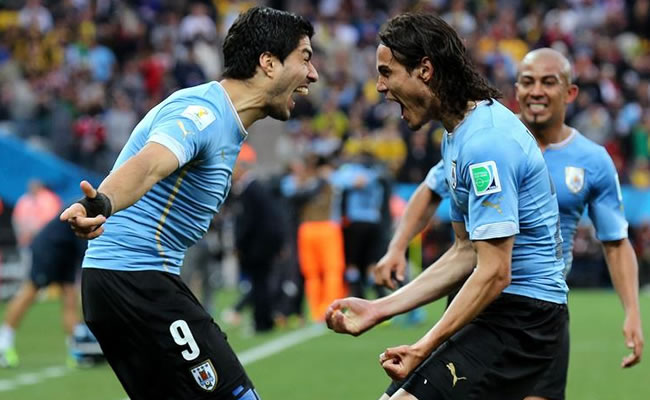 El delantero uruguayo Luis Suárez celebra con su compañero Edison Cavani (d), el gol que ha marcado a la selección inglesa. Foto: EFE