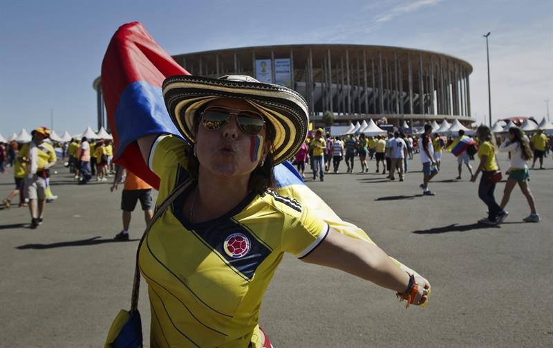 Los hinchas colombianos en el estadio Nacional de Brasilia. Foto: EFE