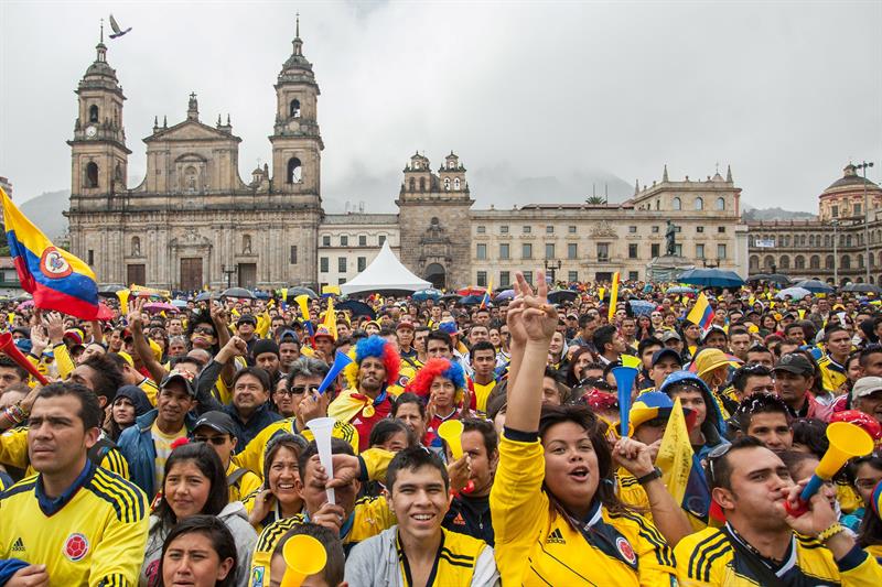 Colombianos celebran triunfo de la selección con una fiesta multicolor. Foto: EFE