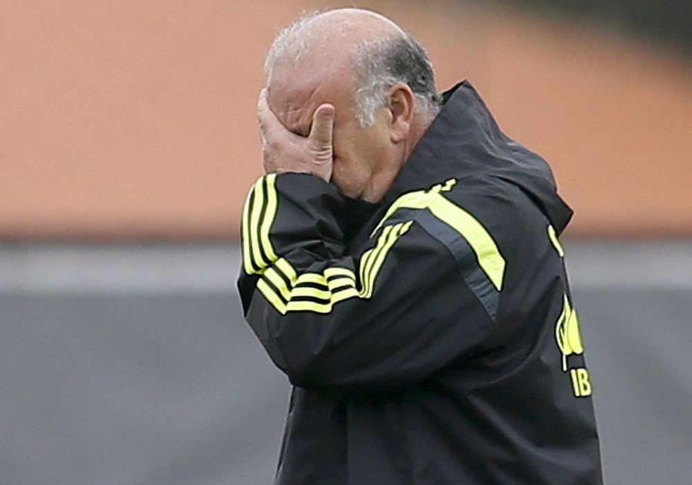 El DT de la selección española Vicente del Bosque se toma la cara, durante un entrenamiento. Foto: EFE
