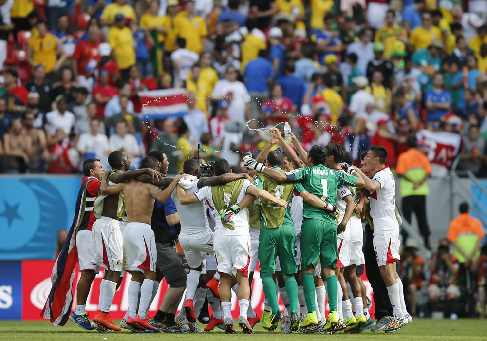 Los jugadores de la selección costarricense celebran la victoria por 0-1 ante la selección italiana al término del partido. Foto: EFE