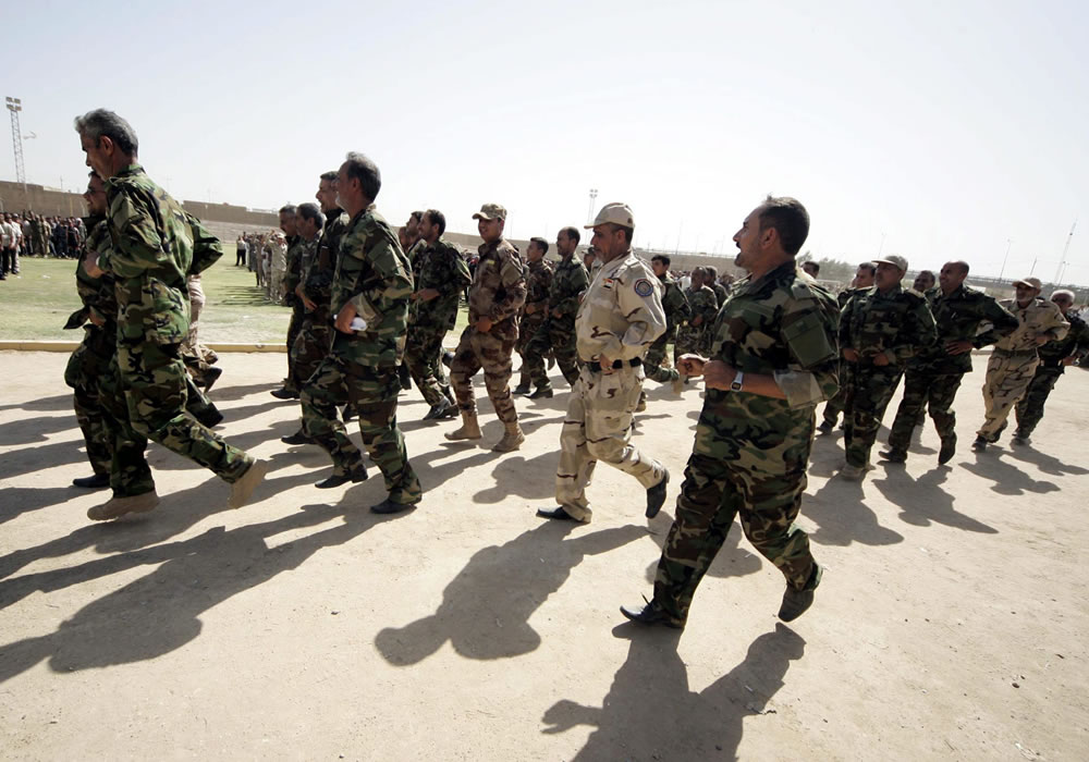 Voluntarios iraquíes para luchar con las fuerzas iraquíes contra los yihadistas del Estado Islámico de Irak y el Levante (EIIL) entrenan en un centro de voluntarios en Kerbala. Foto: EFE