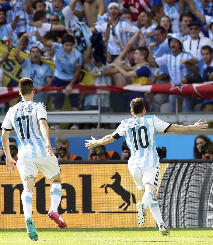 El delantero argentino Lionel Messi (d) celebra el gol que ha marcado ante Irán. Foto: EFE