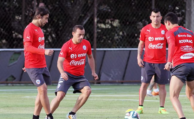 Los jugadores de la selección de Chile Jorge Valdivia (i), Marcelo Díaz (c-i), Gary Medel. Foto: EFE