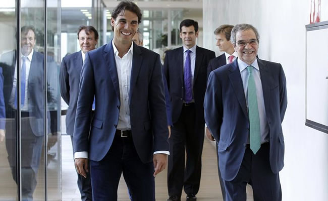 El tenista Rafael Nadal (i), junto al presidente de Telefónica, César Alierta (d). Foto: EFE