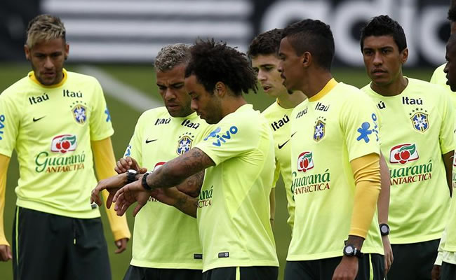 De izquierda a derecha, los jugadores de Brasil Neymar, Daniel Alves, Marcelo, Oscar, Luiz Gustavo y Paulinho. Foto: EFE