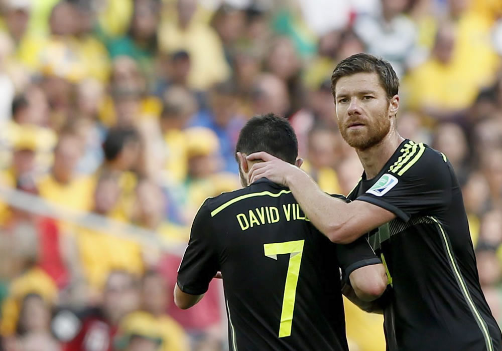 Xabi Alonso (R) of Spain comforts substituted teammate David Villa during the FIFA World Cup 2014 group B. Foto: EFE