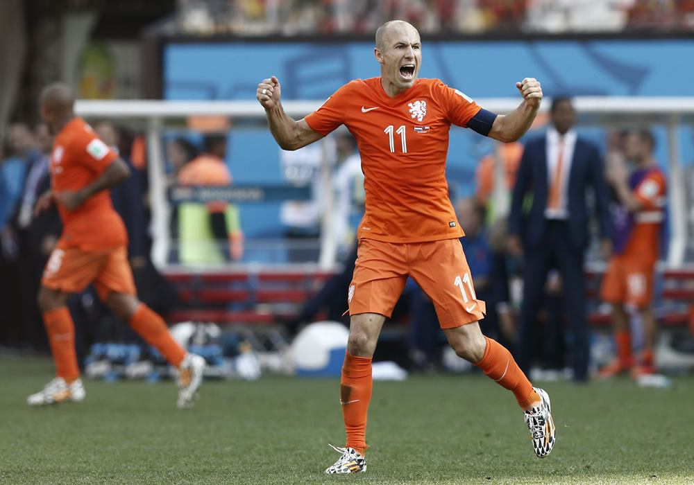 El delantero holandés Arjen Robben celebra uno de los goles que su equipo ha marcado ante la selección chilena. Foto: EFE