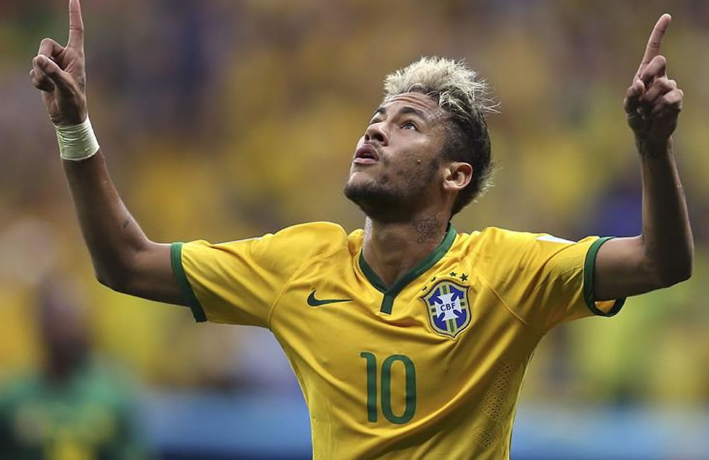 El delantero brasileño Neymar celebra el segundo gol marcado ante Camerún. Foto: EFE