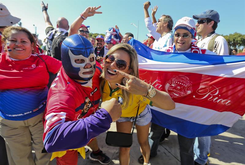 Aficionados costarricenses durante el partido Costa Rica-Inglaterra, del Grupo D. Foto: EFE
