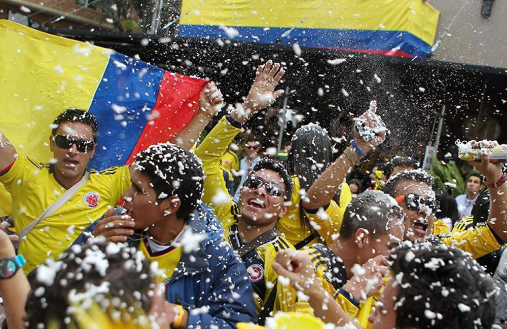 Hinchas colombianos celebran. Foto: EFE
