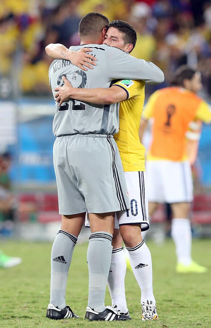El jugador colombiano James Rodríguez celebra con Farid Mondragón. Foto: EFE