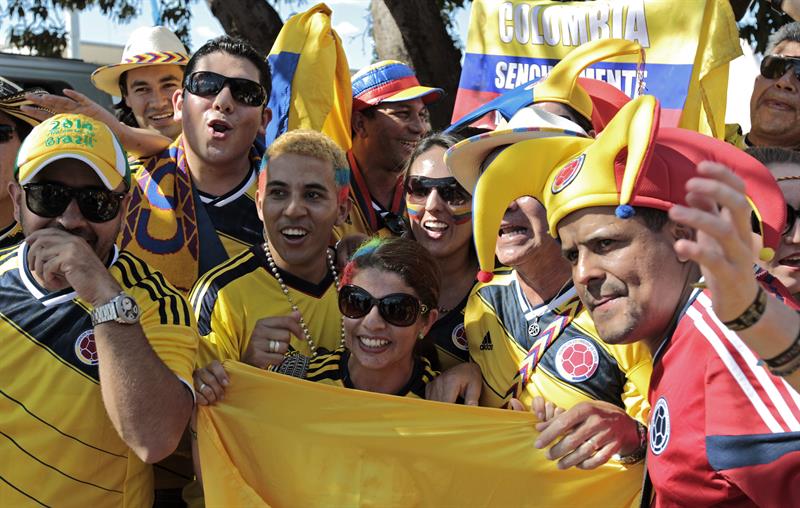 Aficionados de Colombia posan. Foto: EFE
