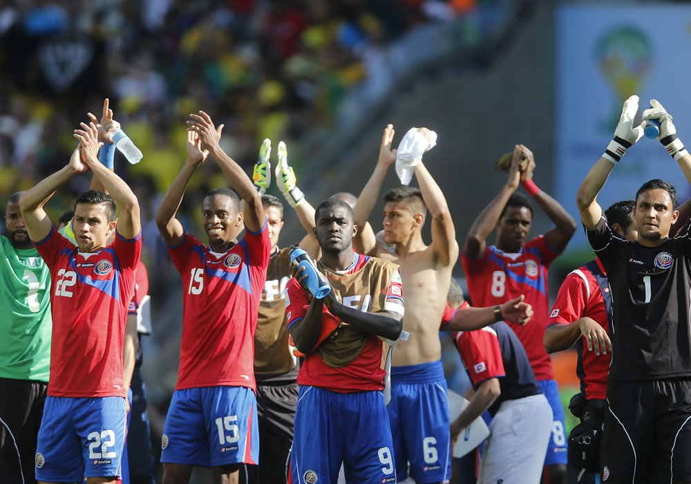 Los jugadores de la selección costarricense celebran el pase a la siguiente ronda al término del partido Costa Rica-Inglaterra. Foto: EFE