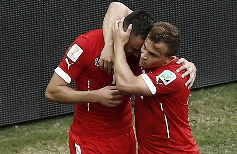 El centrocampista suizo Xherdan Shaqiri (d) celebra con su compañero, el delantero suizo Josip Drmic (i) el gol marcado. Foto: EFE