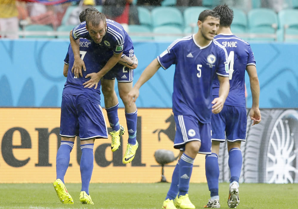 Avdija Vrsaljevic (L, top) celebrates with team-mates after scoring the 3-1 goal of Bosnia-Herzegovina during the FIFA World Cup 2014 group F. Foto: EFE