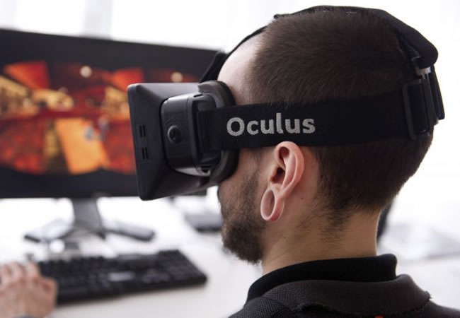 Un hombre utiliza el "Oculus Rift". Foto: EFE