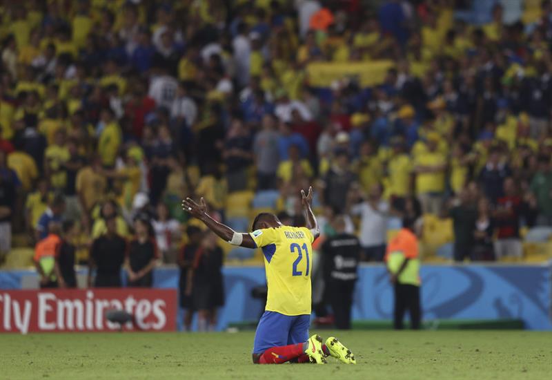 El defensa ecuatoriano Gabriel Achilier durante el partido Ecuador-Francia, del Grupo E del Mundial. Foto: EFE