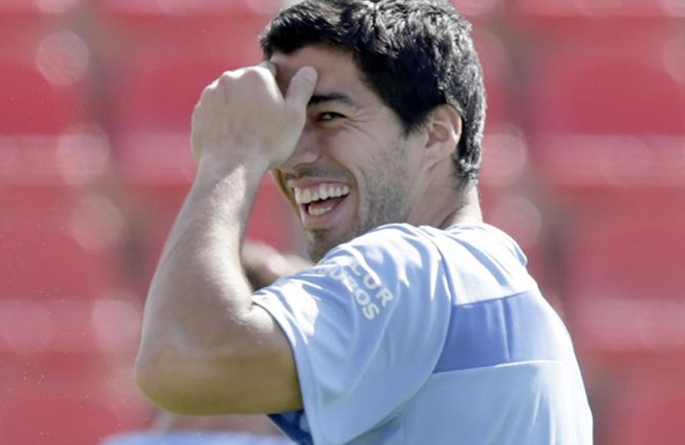 Luis Suárez sancionado con 9 partidos y 4 meses inhabilitado por FIFA. Foto: EFE